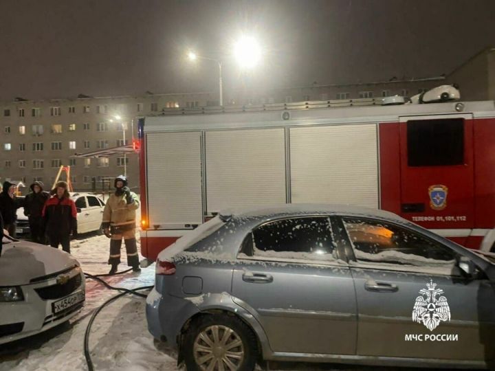 В Альметьевске из-за короткого замыкания гирлянды начался пожар в квартире