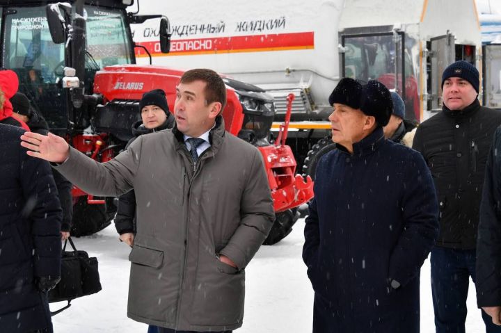 Минниханов посетил выставку агротехники в рамках сельскохозяйственной выставки в Казани
