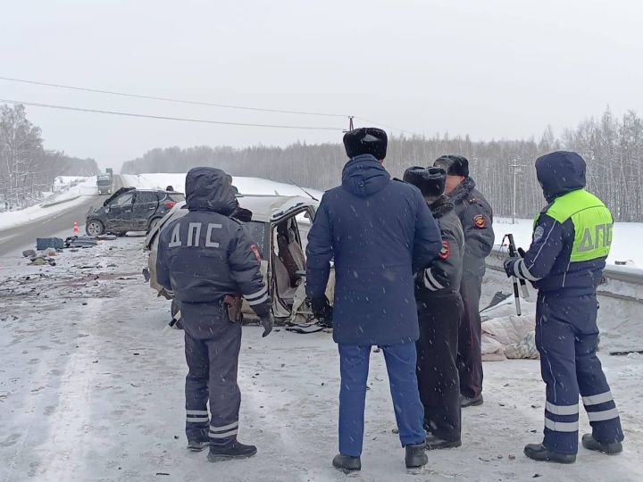 Один человек погиб и пятеро пострадали в аварии с тремя автомобилями в Татарстане