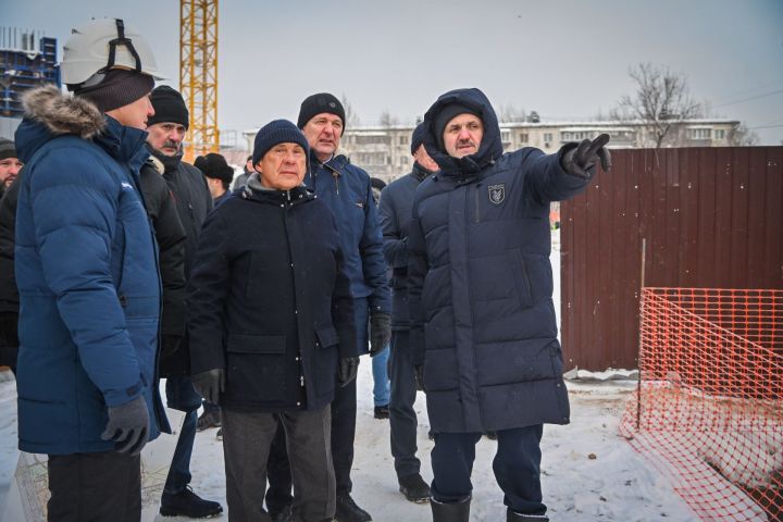Рустам Минниханов осмотрел стройплощадку нового здания театра Камала