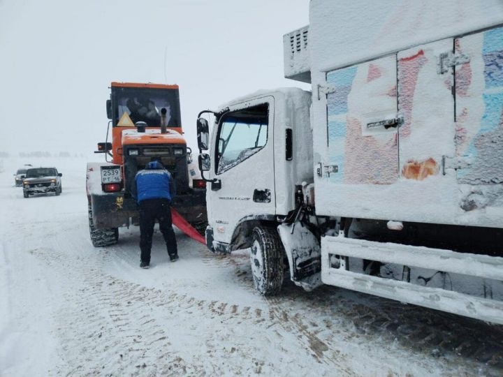 Автоинспектор спас грузовик из снежного плена в Атнинском районе