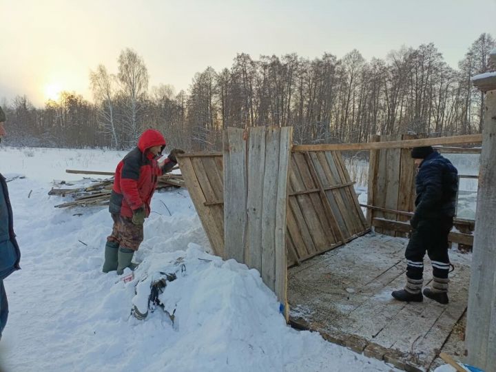 В Татарстане на острове на Волге приставы снесли незаконно построенный дом