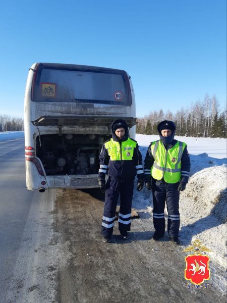 Сотрудники Госавтоинспекции помогли пассажирам автобуса, который сломался на трассе Казань-Оренбург