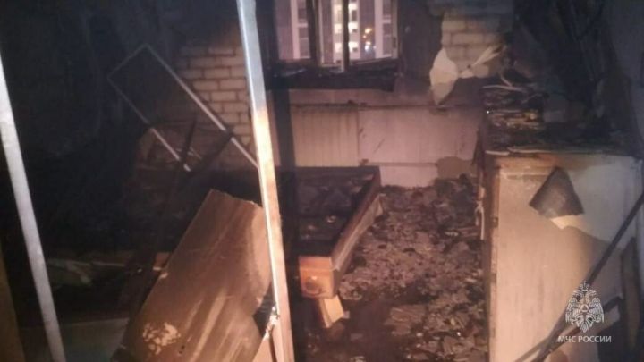 Пожарные спасли шесть человек с задымленного этажа горящей многоэтажки в Казани