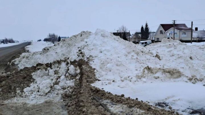 Экологи обнаружили крупную незаконную свалку снега в Нурлатском районе