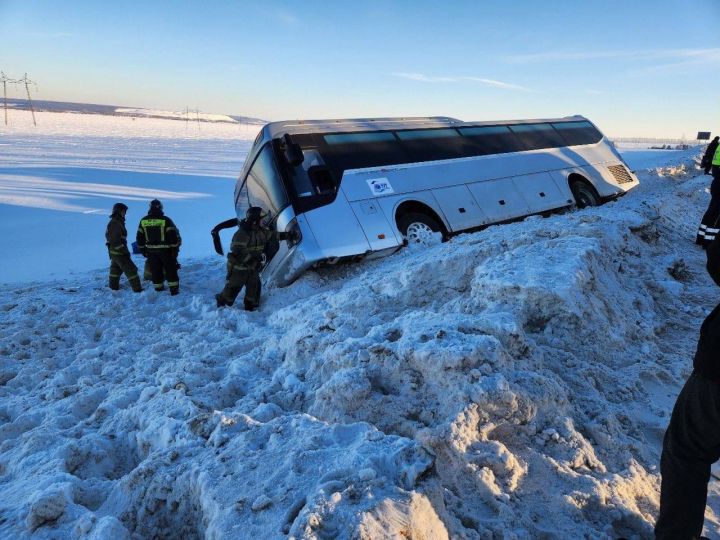 Автобус с пассажирами вылетел в кювет в Нижнекамском районе