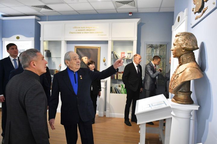 Минниханов и Шаймиев посетили обновленный музей имени Державина в Лаишево