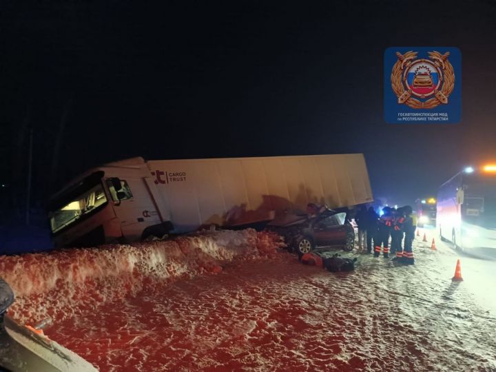 В Татарстане на трассе в ДТП с грузовиком погибли два человека