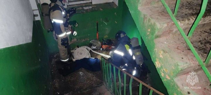 В Альметьевске двоих мужчин спасли из горящей квартиры