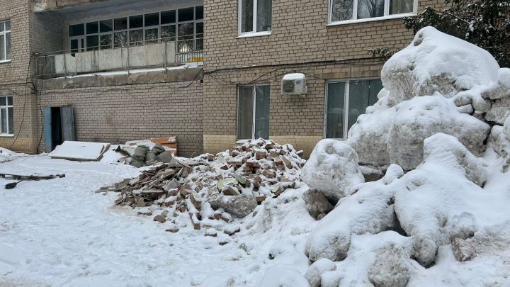 На территории больницы в Альметьевске обнаружена свалка строительных отходов