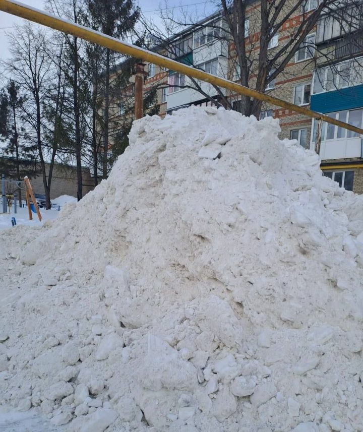 В Азнакаево обнаружили несанкционированную снежную свалку площадью 200 кв. м