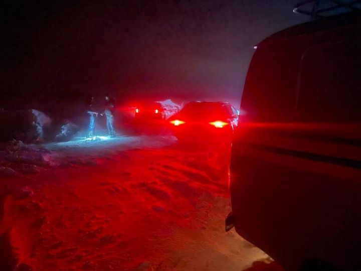 В Альметьевском районе спасатели вызволили из снежного плена машинку с беременной