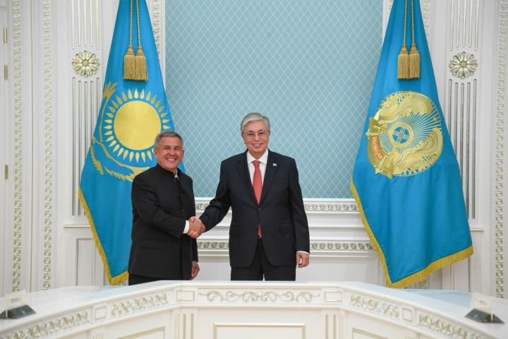 Президент Казахстана поздравил Рустама Минниханова с днем рождения