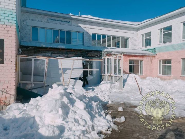 Ученица пострадала из-за схода снега с крыши школы в Дрожжановском районе