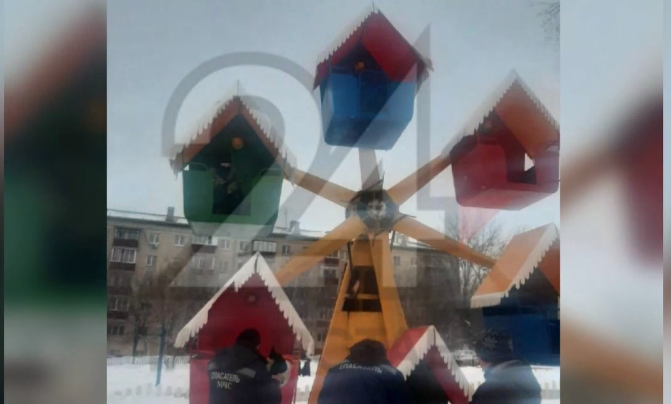 В Казани ребенок застрял на вершине карусели в закрытом парке аттракционов