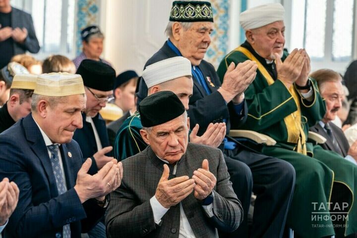 Минниханов провел частный ифтар в казанской мечети «Ярдэм»
