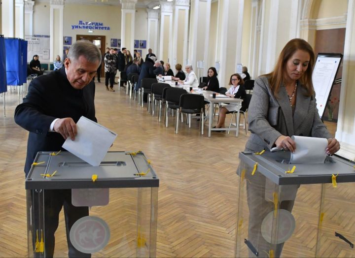 Рустам Минниханов с супругой проголосовали на выборах президента РФ