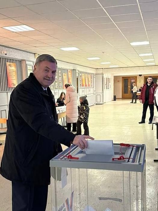 Министр транспорта РТ Фарит Ханифов проголосовал на президентских выборах в Елабуге