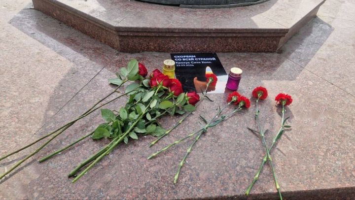 В центре Казани появился стихийный мемориал жертвам трагедии в «Крокус Сити холл»