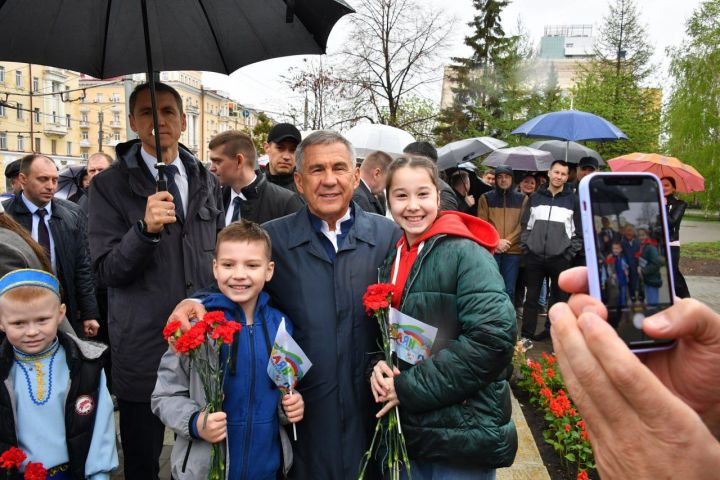 Минниханов и Шаймиев возложили цветы к памятнику Тукая в Казани