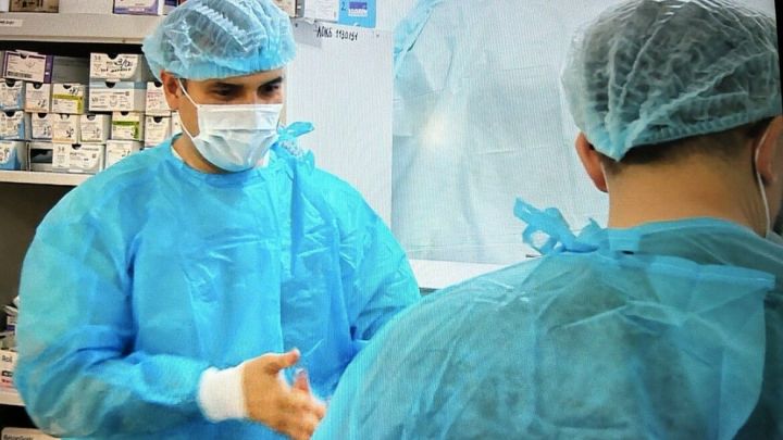Министр здравоохранения Татарстана провел операции в Лисичанске