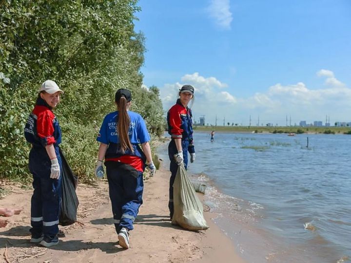В Казани на пляже Нижнее Заречье собрали 102 мешка мусора