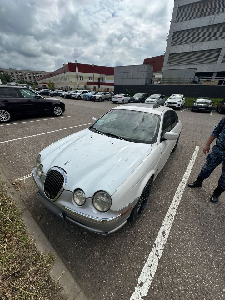 Житель Казани погасил налоговый долг, чтобы сохранить свой Jaguar