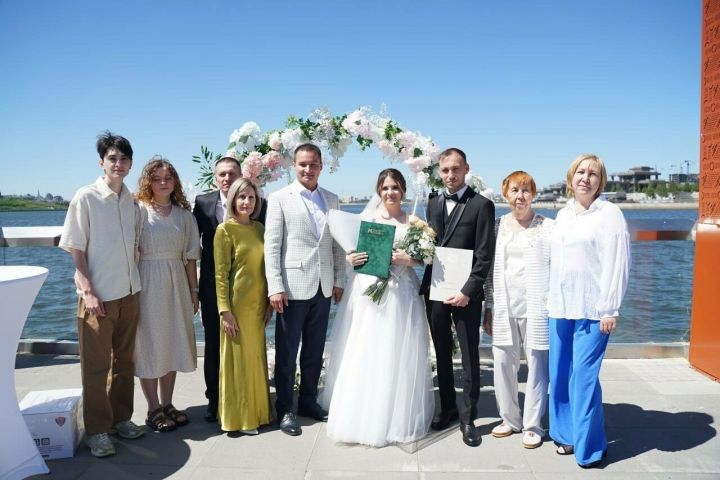 В Казани молодожены сыграли свадьбу на празднике Дня молодежи