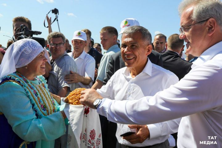 Минниханов поздравил жителей Татарстана с Сабантуем